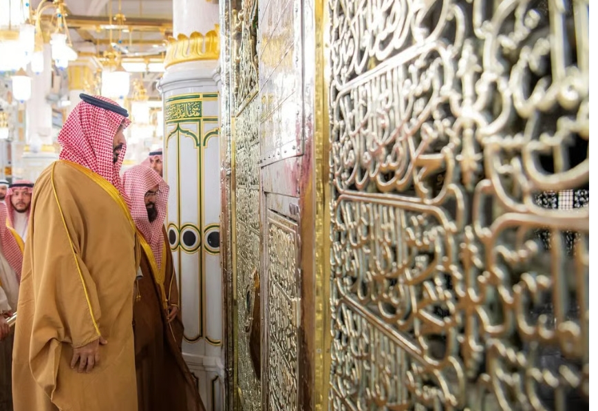 ولي العهد يؤدي الصلاة في الروضة الشريفة ويتشرف بالسلام على الرسول وصاحبيه في المسجد النبوي