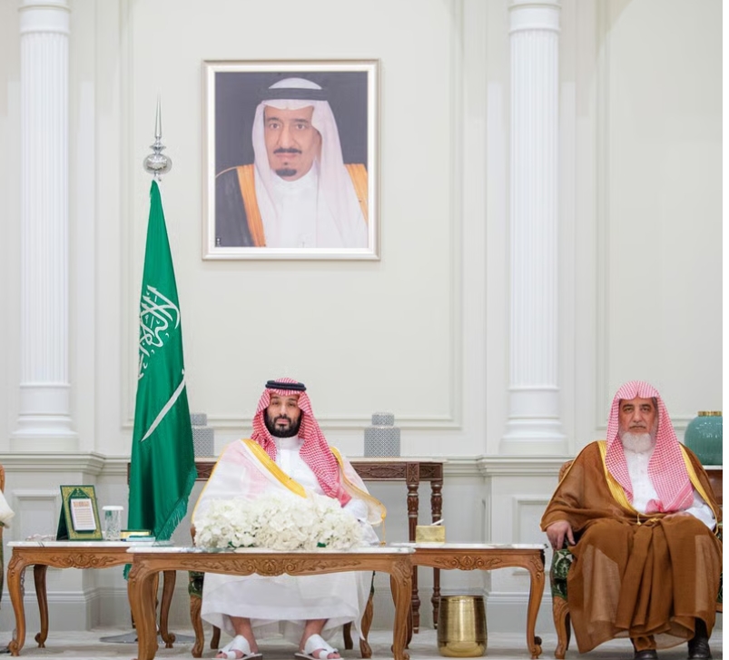 ولي العهد يستقبل العلماء والمسؤولين والمواطنين في المدينة المنورة