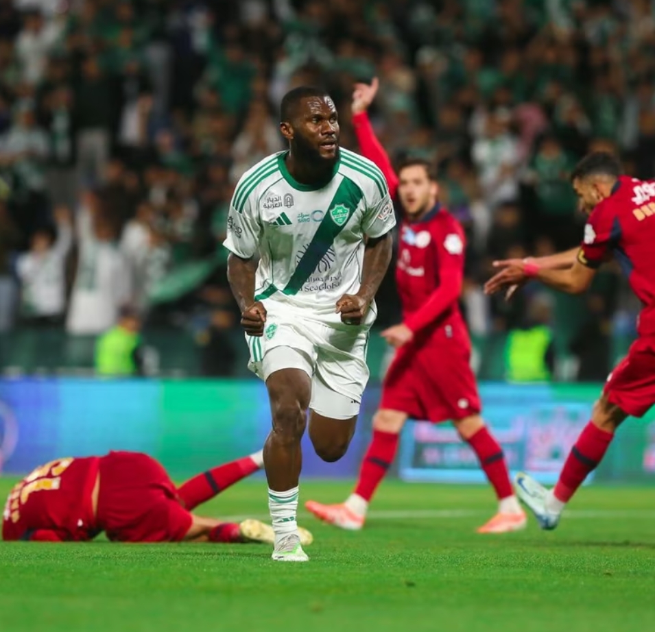 الأهلي يعتلي صدارة دوري روشن مؤقتاً بفوز صعب على ضمك بهدف كيسيه