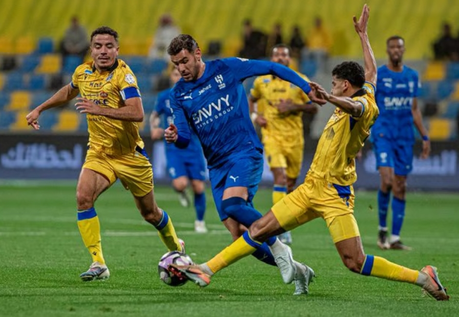 التعادل يوقف انتصارات الهلال أمام التعاون والخلود يخطف فوزاً قاتلاً من الخليج