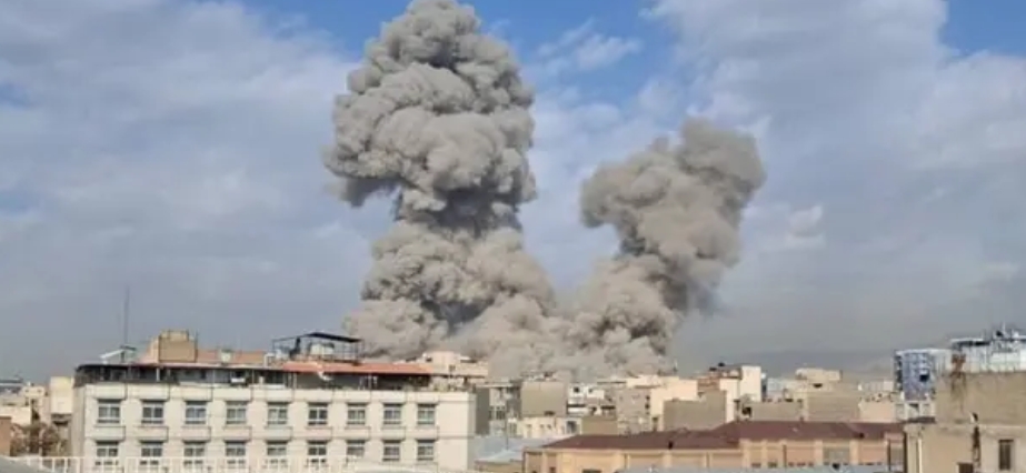 يوم رابع من الحرب.. إيران تستهدف سفارات أميركا وانفجارات بأربيل