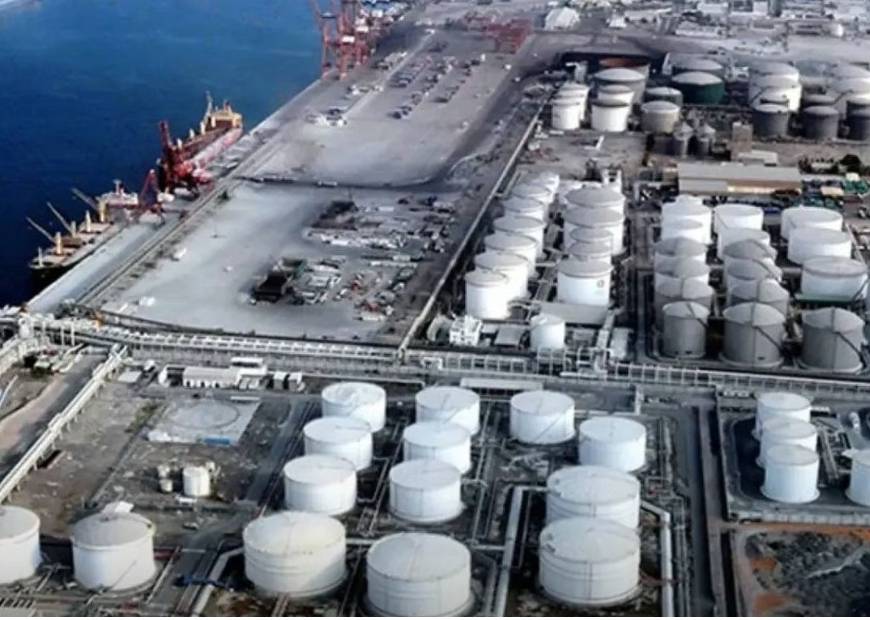 حريق في منطقة الفجيرة البترولية بالإمارات بعد اعتراض طائرة مسيَّرة