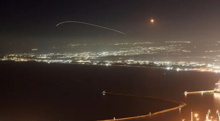 حزب الله يستهدف حيفا والمطلة وإسرائيل ترد ببعلبك