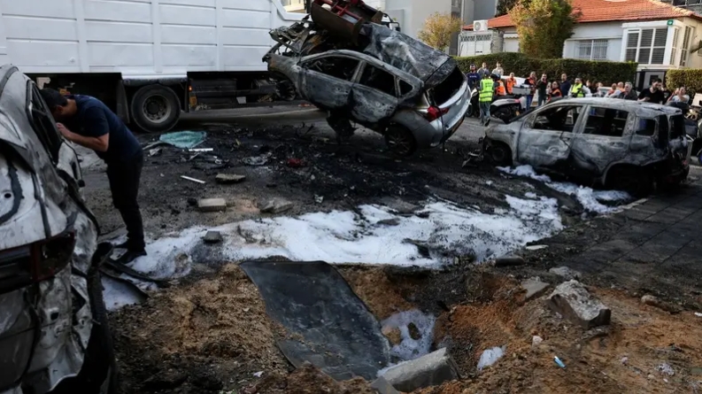 إيران تطلق وابل صواريخ على إسرائيل.. وصافرات إنذار تدوي