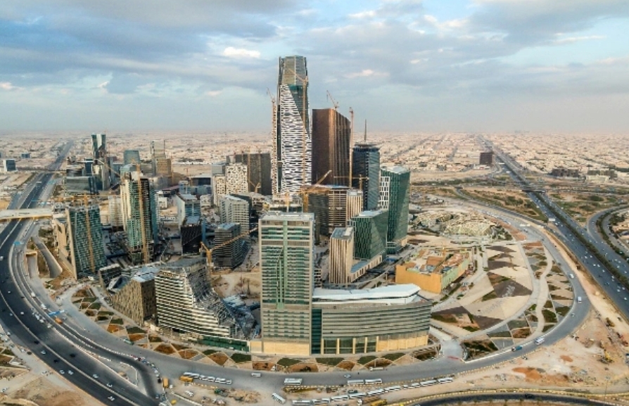 المالية: اقتصاد المملكة قوي والأنشطة مستمرة طبيعيًا