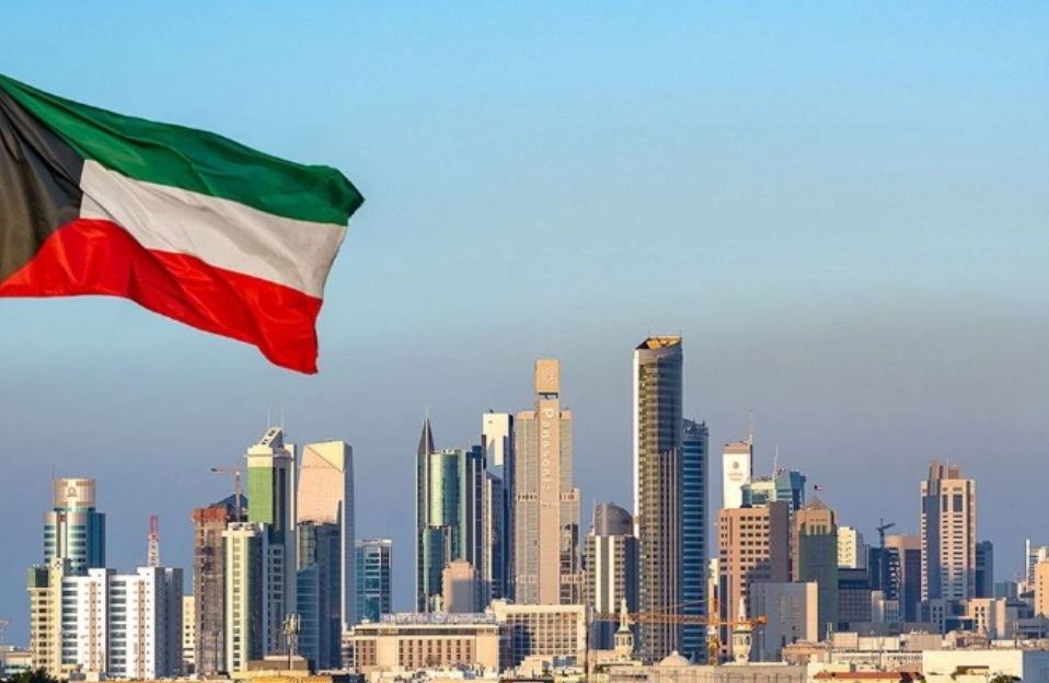 الكويت: رصد صاروخ.. وإصابتان إثر استهداف عمارة سكنية