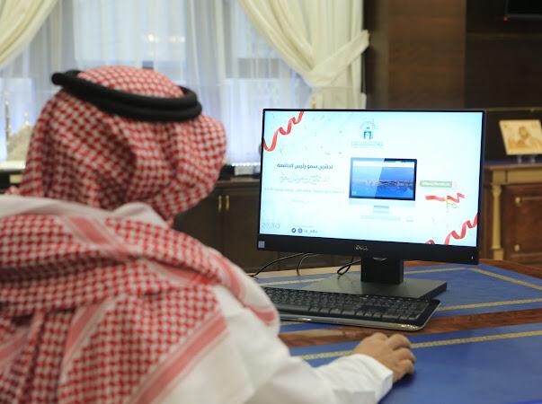 رئيس الجامعة الإسلامية يدشن ثلاث أنظمة إلكترونية جديدة .