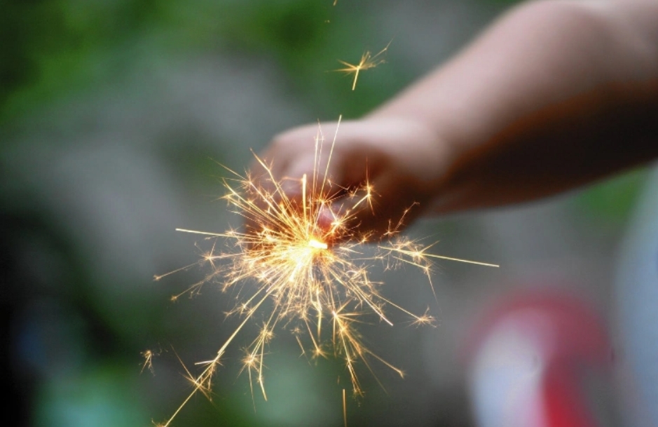 الصحة: الألعاب النارية قد تصل لحرارة تذيب الذهب