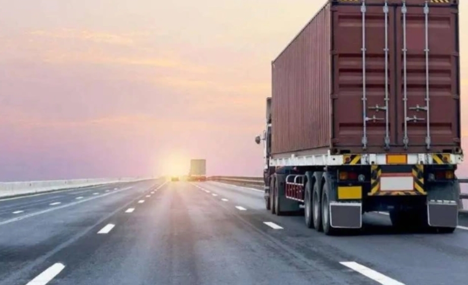 "النقل" تُتيح التعاقد لنقل البضائع للغير مؤقتًا