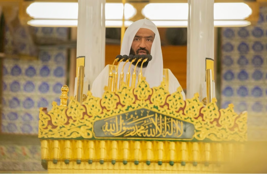 إمام المسجد النبوي يبيّن فضل الدعاء ويحدّد الأوقات والأسباب الموجِبة لاستجابة الله لعباده