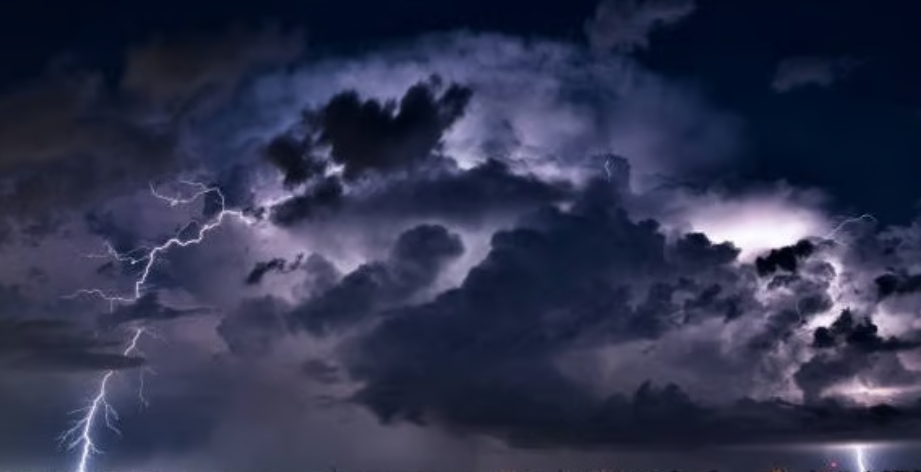 أمطار رعدية غزيرة وسيول على مكة والباحة وعسير وجازان ونجران مع امتدادها للرياض والشرقية الأربعاء