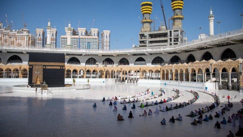 الحجاج يبدأون مناسك رحلتهم.. وسط إجراءات استثنائية الحجاج يبدأون مناسك رحلتهم.. وسط إجراءات استثنائية