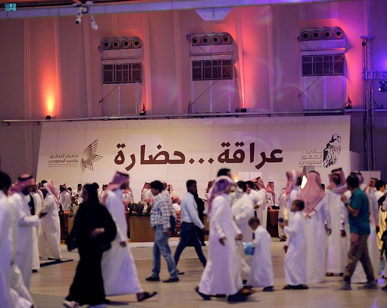 الصيد بالصقور .. إرث وتقليد تاريخي يحتفي به معرض الصقور والصيد السعودي الدولي الصيد بالصقور .. إرث وتقليد تاريخي يحتفي به معرض الصقور والصيد السعودي الدولي