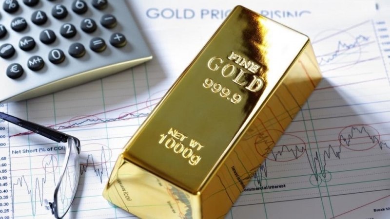 الذهب مستقر قرب ذروة قياسية مع انتعاش الدولار