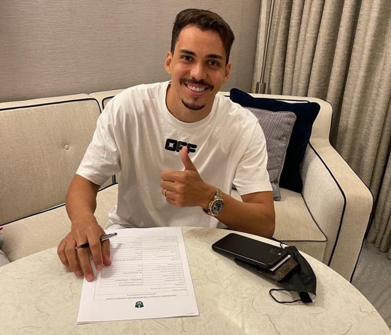 "الأهلي" يرمم صفوف فريقه الكروي بصفقة البرازيلي "إدواردو"