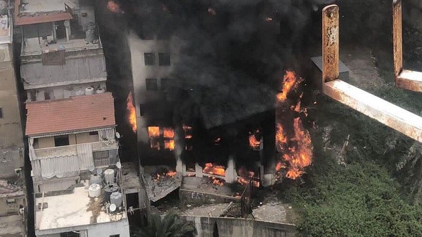 حريق الـ4 ساعات.. مقتل لبنانيين في اشتعال معمل بحي سكني شمال بيروت