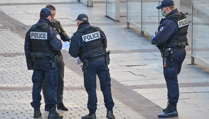 الشرطة الفرنسية تقتل رجلاً يحمل سكيناً في مطار رواسي شارل ديغول