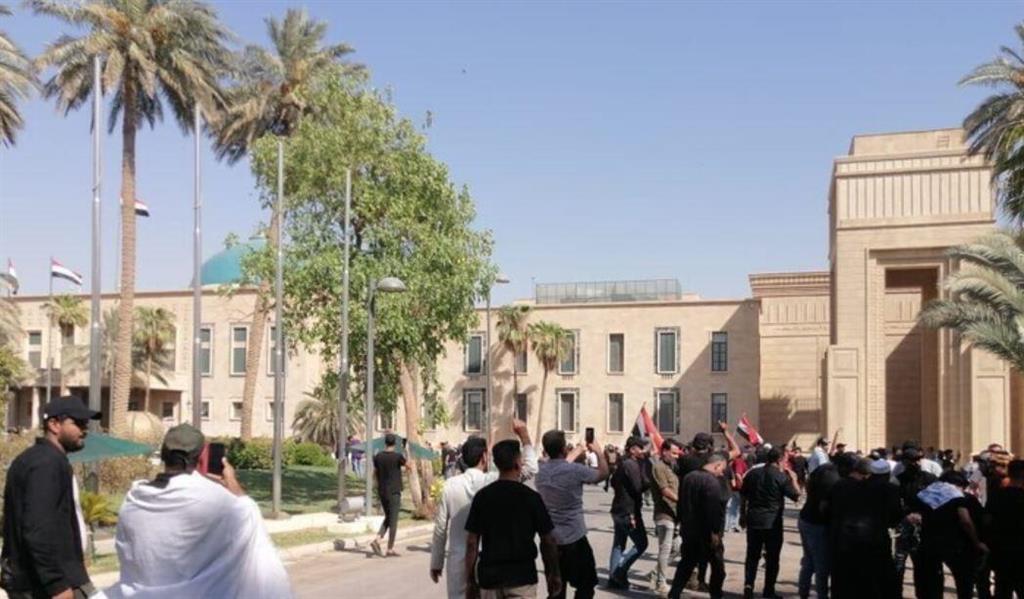 متظاهرون عراقيون يقتحمون القصر الجمهوري في بغداد.. وقوات مكافحة الشغب تحاول تفريقهم