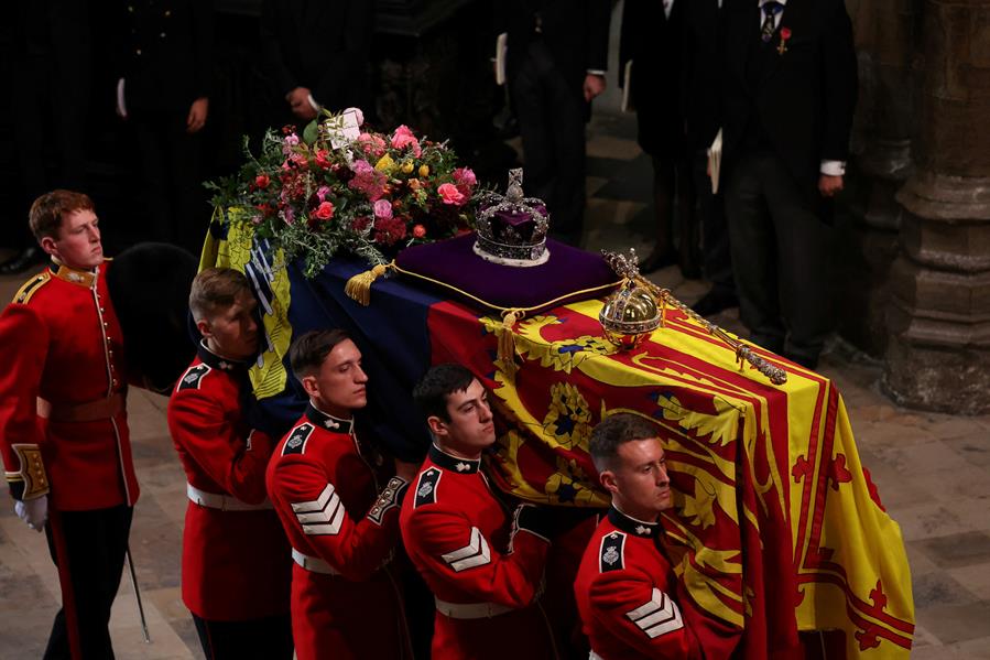 بدء مراسم تشييع جنازة الملكة إليزابيث