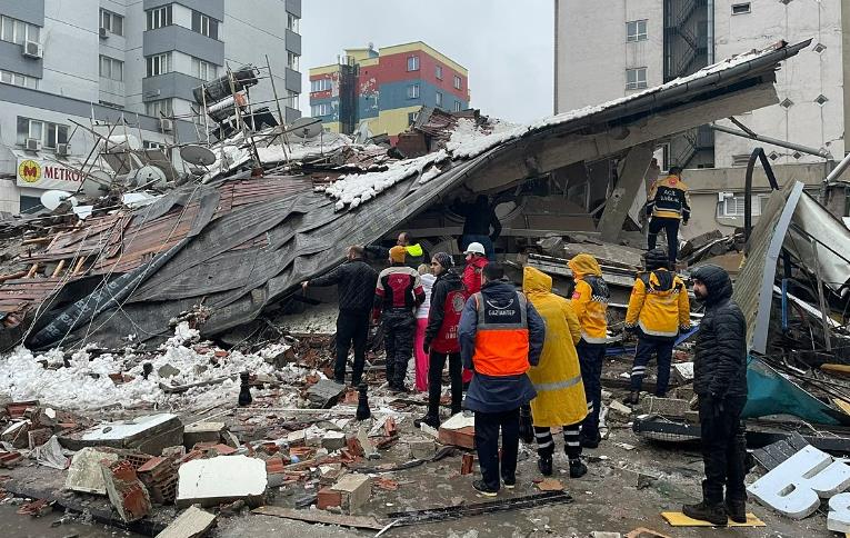 ارتفاع عدد قتلى الزلزال في تركيا وسوريا إلى 6.146 ألف