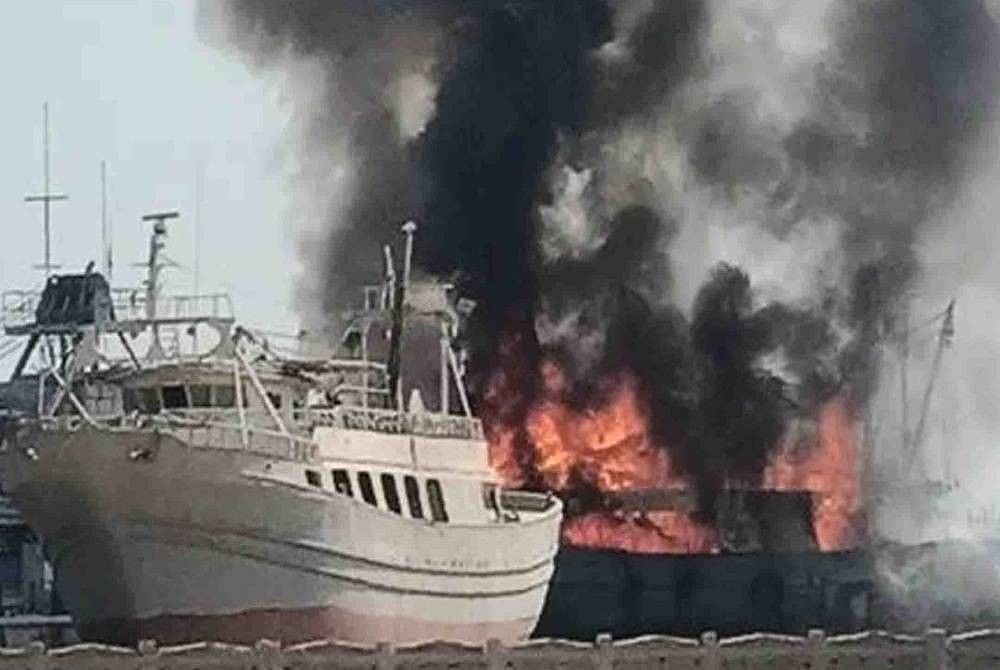 القاهرة.. حريق هائل يلتهم عددًا من السفن بميناء الأتكة في محافظة السويس