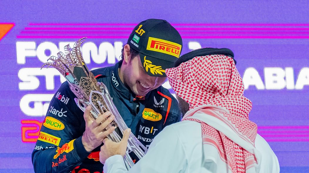 وزير الرياضة "الفيصل" يتوِّج المكسيكي "سيرجيو بيريز" سائق فريق ريد بل بجائزة سباق السعودية الكبرى STC للفورمولا1
