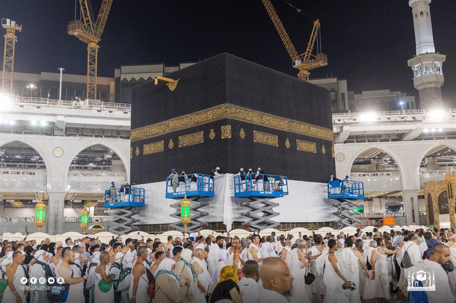 رفع ثوب الكعبة المشرفة استعداداً لموسم الحج رفع ثوب الكعبة المشرفة استعداداً لموسم الحج