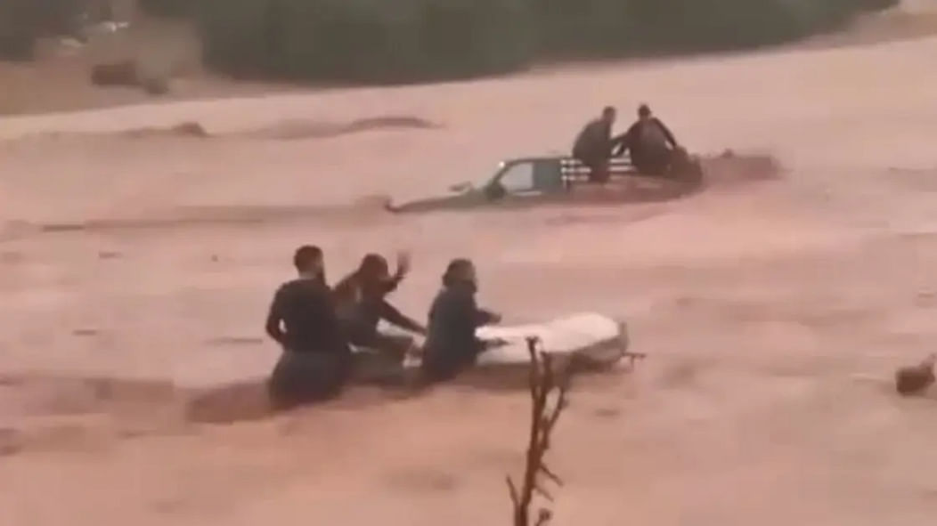 هلع في ليبيا.. الإعصار يقتلع الأشجار والفيضانات تغرق المدن وتحاصر السكان
