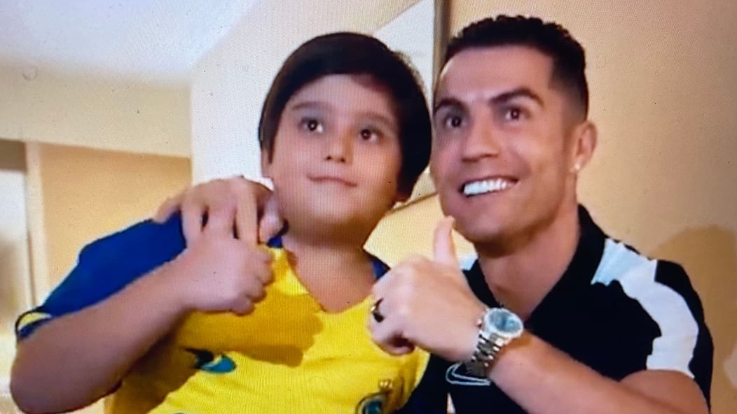 لاعب النصر النجم "رونالدو" يحقق حلم الطفل الإيراني الذي بكى من أجل التصوير معه لاعب النصر النجم "رونالدو" يحقق حلم الطفل الإيراني الذي بكى من أجل التصوير معه