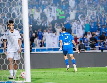 الهلال يحسم الديربي وينتزع الصدارة بثنائية الشباب الهلال يحسم الديربي وينتزع الصدارة بثنائية الشباب