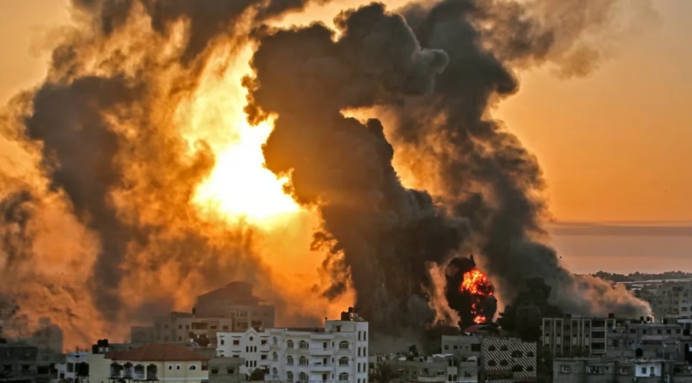 طائرات الاحتلال الإسرائيلي تشن عشرات الغارات الجوية على قطاع غزة
