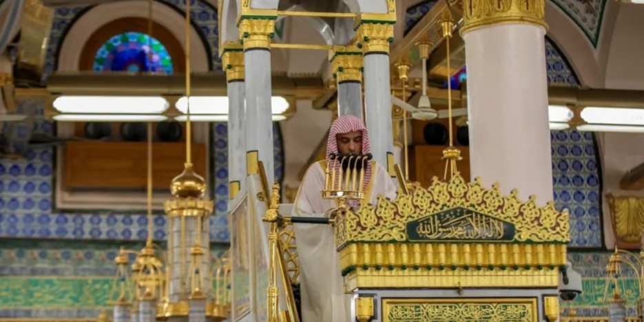 إمام المسجد النبوي: العشرُ الزاهيات الزاكيات قد بدت وليلة القدر المبجّلة قد دنت