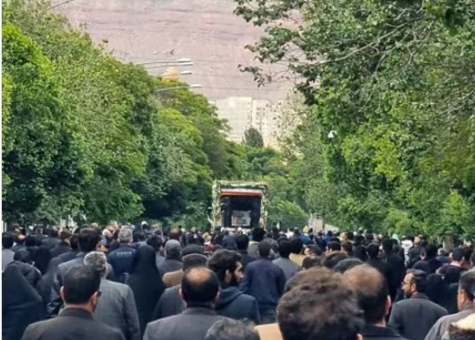 الآلاف يشيّعون الرئيس الإيراني في شوارع تبريز