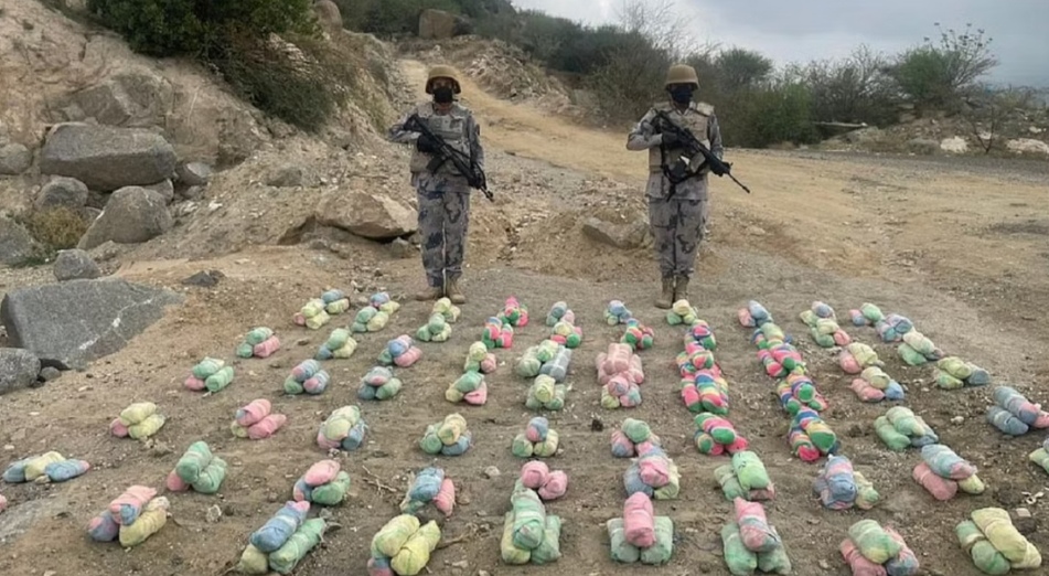 حرس الحدود بجازان يضبط 320 كيلوجرامًا من القات ويطيح بـ 13 مخالفًا لنظام أمن الحدود حرس الحدود بجازان يضبط 320 كيلوجرامًا من القات ويطيح بـ 13 مخالفًا لنظام أمن الحدود