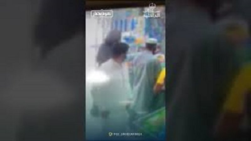 مسلح يطلق النار على عامل بقالة بالمجمعة.. والشرطة تطيح به مسلح يطلق النار على عامل بقالة بالمجمعة.. والشرطة تطيح به