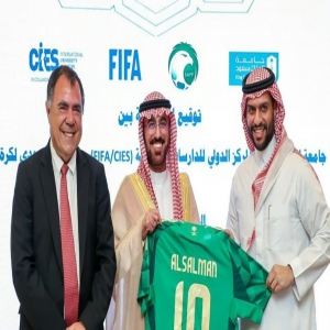 اتحاد القدم يوقع اتفاقيّة شراكة استراتيجية لإطلاق برنامج FIFA/CIES الدولي في الإدارة الرياضية بالمملكة