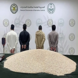 ضبْط شحنة طاولات ملغمة بـ 1.5 مليون قرص "أمفيتامين" والإيقاع بمُستقبليها بالرياض والشرقية