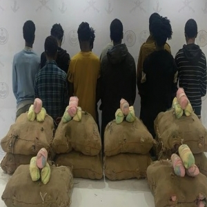 عسير.. ضبط 11 مروجًا ومهربًا للمخدرات ومصادرة 180 كجم قات ومواد محظورة