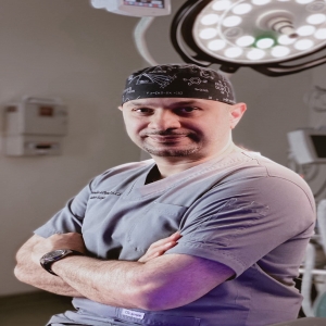 الدكتور بندر العيثان جراح ترميم وتجميل المشاهير السعودي