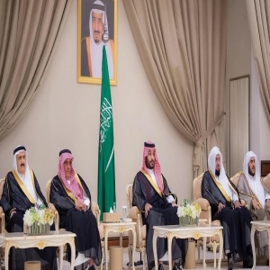 ولي العهد يستقبل أصحاب السمو الأمراء والفضيلة العلماء والمعالي وجمعًا من المواطنين في قصر الخليج