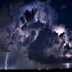 تقلبات جوية تضرب 9 مناطق: أمطار وصواعق وثلوج وتحذيرات ممتدة حتى الليل