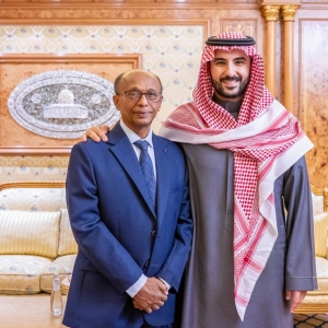 وزير الدفاع يشيد بمدير ميناء المكلا بعد الإفراج عنه ويثمّن جهوده في حماية الأرواح والممتلكات