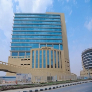 حظر إسناد أي خدمة لغير المرخَّص لهم وإلزام مقدِّميها بالحياد والسرية