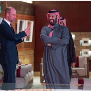 الأمير محمد بن سلمان يستقبل ولي عهد بريطانيا ويصطحبه في جولة بحي الطريف التاريخي