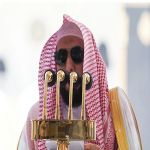 إمام المسجد الحرام يحثّ الصائمين على تعجيل الفطر وصيانة الجوارح عن المحرمات في رمضان