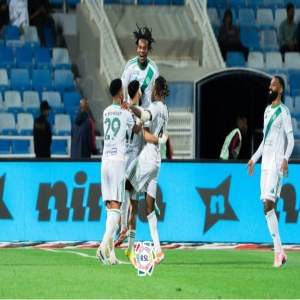 الأهلي يعتلي صدارة دوري روشن بفوز صعب على الرياض بهدف عكسي