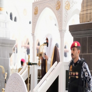 إمام المسجد الحرام يحثّ المسلمين على اغتنام العشر الأواخر وليلة القدر بالاعتكاف والطاعات