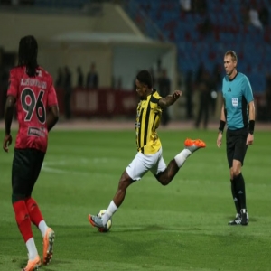 بركلات الترجيح.. الخلود يطيح بالاتحاد حامل اللقب ويبلغ نهائي كأس خادم الحرمين