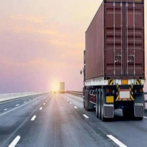 "النقل" تُتيح التعاقد لنقل البضائع للغير مؤقتًا